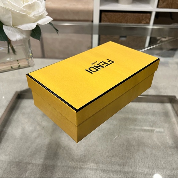 Small Fendi Gift Box - Picture 4 of 10